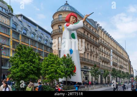 Gigantesca figura dell'artista giapponese Yayoi Kusama, che punta ai grandi magazzini Louis Vuitton, Parigi, Francia Foto Stock