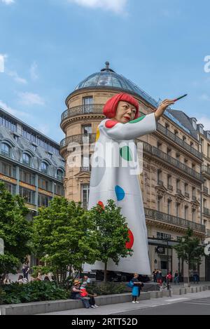 Gigantesca figura dell'artista giapponese Yayoi Kusama, che punta ai grandi magazzini Louis Vuitton, Parigi, Francia Foto Stock