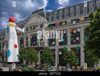 Gigantesca figura pubblicitaria dell'artista giapponese Yayoi Kusama, di fronte ai grandi magazzini Louis Vuitton, ParisParis, Francia Foto Stock