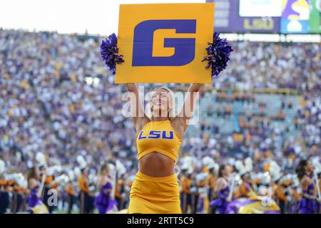 Baton Rouge, LOUISIANA, USA. 9 settembre 2023. LSU Tiger Girl Darah Haidet tira il tifo durante la partita di football NCAA tra i Grambling State Tigers e i LSU Tigers al Tiger Stadium di Baton Rouge, LOUISIANA. Jonathan Mailhes/CSM/Alamy Live News Foto Stock