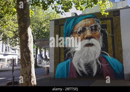Murale, ritratto di un vecchio con un volto impressionante, guru con barba bianca e foulard, murale dell'artista Stretart Martin Bender, Bochum, North Foto Stock