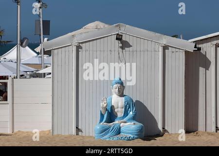 Figura di Buddha di fronte a una capanna bianca sulla spiaggia, Blue Buddha Beach Bar, Ostenda, costa belga, Fiandre occidentali, Belgio Foto Stock