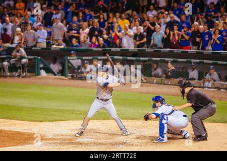 Chicago, USA, 12 agosto 2015: I Chicago Cubs giocano a Milwaukee Brewers in una calda serata estiva al Wrigley Field Foto Stock