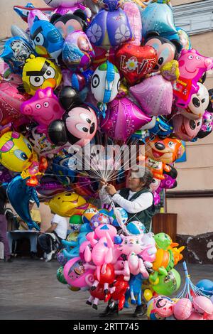 Lima, Perù, 5 settembre 2015: Un'anziana signora che vende palloncini nel centro della città il sabato pomeriggio Foto Stock