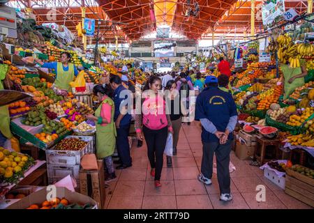 Arequipa, Perù, 20 ottobre 2015: Persone nell'enorme edificio del mercato di San Camillo Foto Stock