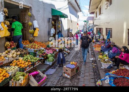 Cusco, Perù, 8 agosto 2015: Gente che vende e acquista frutta in un mercato nelle bistecche Foto Stock