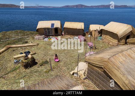 Isole Titino, Lago Titicaca, Perù, 14 ottobre 2015: Foto delle isole galleggianti Titino meno turistiche sul lago Titicaca Foto Stock