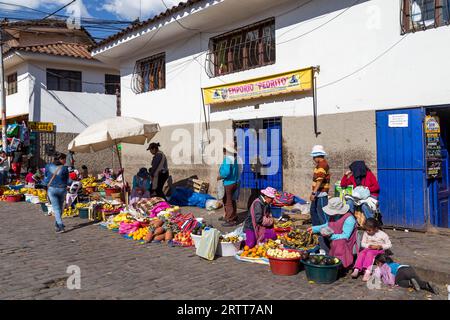 Cusco, Perù, 8 agosto 2015: Gente che vende e acquista frutta in un mercato nelle bistecche Foto Stock