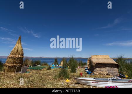 Isole Titino, Lago Titicaca, Perù, 14 ottobre 2015: Foto delle isole galleggianti Titino meno turistiche sul lago Titicaca Foto Stock