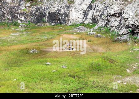 Minas Gerais, Brasile, 27 dicembre 2015: L'uomo nella natura va fuori strada in un raduno in quad su pozzanghere di fango in campagna Foto Stock