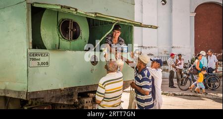 Sancti Spiritus, Cuba il 1° gennaio 2016: Gli uomini cubani comprano birra da un camion per festeggiare il nuovo anno. La birra Homebrew è popolare a Cuba e molto economica Foto Stock