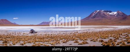 Uyuni, BOLIVIA, 20 settembre 2015: Una jeep attraversa i paesaggi deserti della Bolivia meridionale Foto Stock