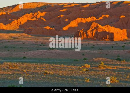 L'ultima sera luci sulle scogliere fiammeggianti, il deserto del Gobi, il Bayanzag, il Parco Nazionale di Gurvan Saikhan, Oemnoegov Aimak, Mongolia Foto Stock