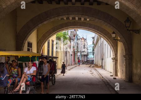 L'Avana, Cuba su dicembre 23, 2015: Streetscene del popolo cubano in taxi bicicletta Foto Stock
