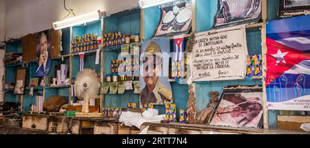 L'Avana, Cuba su dicembre 23, 2015: vista interna di un locale negozio cubano Foto Stock