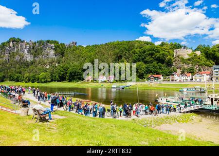 Rathen, nella Svizzera sassone, coda per il traghetto attraverso il fiume Elba Foto Stock