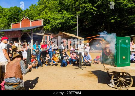 Il Karl May Festival si tiene ogni anno dal 1991 in un fine settimana di maggio nel Loessnitzgrund Radebeul in memoria dello scrittore Karl May. Intorno Foto Stock