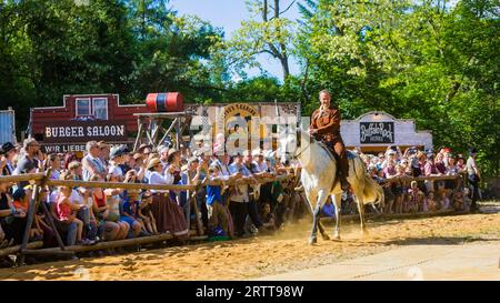 Il Karl May Festival si tiene ogni anno dal 1991 in un fine settimana di maggio nel Loessnitzgrund Radebeul in memoria dello scrittore Karl May. Intorno Foto Stock