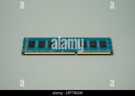 Memoria DDR3 su circuito stampato blu, sfondo grigio Foto Stock