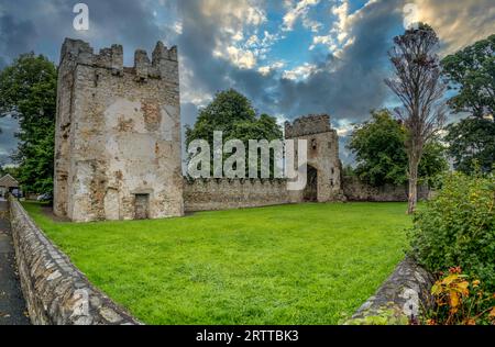 Vista aerea del castello di Monkstown vicino a Dublino, Irlanda, con la torre del cancello restaurata e il suggestivo cielo al tramonto Foto Stock