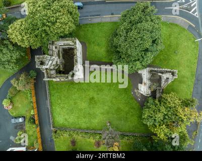 Vista aerea del castello di Monkstown vicino a Dublino, Irlanda, con la torre del cancello restaurata e il suggestivo cielo al tramonto Foto Stock