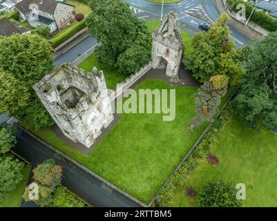 Vista aerea del castello di Monkstown vicino a Dublino, Irlanda, con la torre del cancello restaurata e il suggestivo cielo al tramonto Foto Stock