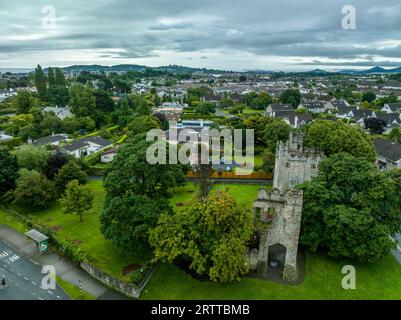 Vista aerea del castello di Monkstown vicino a Dublino, Irlanda, con la torre del cancello restaurata e il suggestivo cielo al tramonto Foto Stock