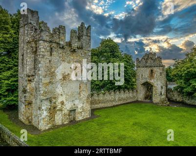 Vista aerea del castello di Monkstown vicino a Dublino, Irlanda, con la torre del cancello restaurata e il suggestivo cielo al tramonto Foto Stock