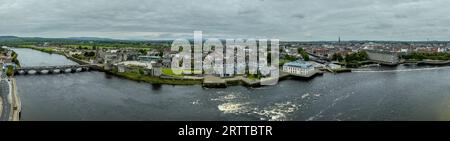 Vista aerea della città di Limerick sulle rive del fiume Shannon con il ponte Thomond, il castello di King John, l'isola del Re, l'abbazia, il teatro Belltable Foto Stock