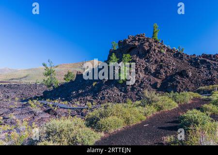 Terreno accidentato nel Craters of the Moon National Monument and Preserve in Idaho. Il National Park Service descrive il parco come "un vasto oceano di lava" Foto Stock