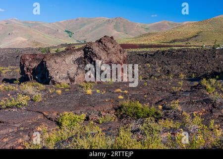 Terreno accidentato nel Craters of the Moon National Monument and Preserve in Idaho. Il National Park Service descrive il parco come "un vasto oceano di lava" Foto Stock