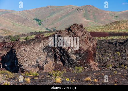 Terreno accidentato nel Craters of the Moon National Monument and Preserve in Idaho. Il National Park Service descrive il parco come "un vasto oceano di lava" Foto Stock