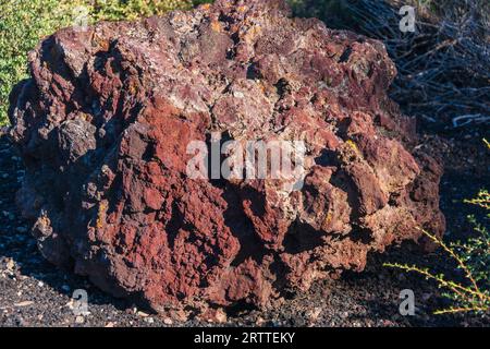 Terreno accidentato nel Craters of the Moon National Monument and Preserve in Idaho. Il National Park Service descrive il parco come "un vasto oceano di lava" Foto Stock