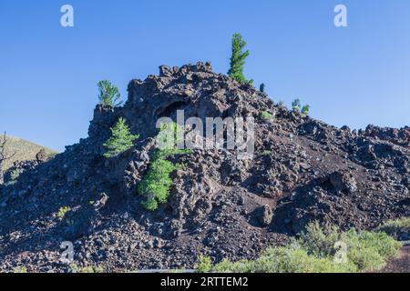 Terreno accidentato nel Craters of the Moon National Monument and Preserve in Idaho. Il National Park Service descrive il parco come "un vasto oceano di lava" Foto Stock