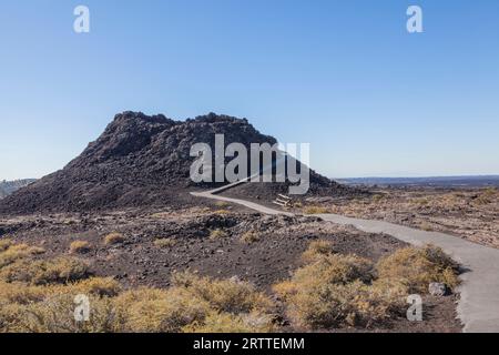 Terreno accidentato nel Craters of the Moon National Monument and Preserve in Idaho. Il National Park Service descrive il parco come "un vasto oceano di lava" Foto Stock