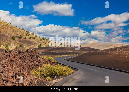 Terreno accidentato nel Craters of the Moon National Monument and Preserve in Idaho. Il National Park Service descrive il parco come "un vasto oceano di lava" Foto Stock