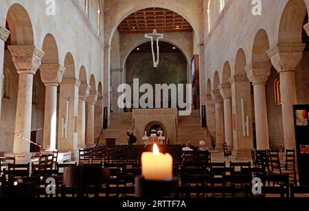 Quedlinburg, Germania. 14 settembre 2023. Vista della chiesa collegiata di Quedlinburg. Parti del tesoro della cattedrale di Quedlinburg, uno dei più importanti tesori della chiesa tedesca, furono rubati da un soldato americano alla fine della guerra. Il ritorno alla città di Harz fu celebrato 30 anni fa. Tuttavia, la ricerca continua per due pezzi. Crediti: Matthias Bein/dpa/Alamy Live News Foto Stock