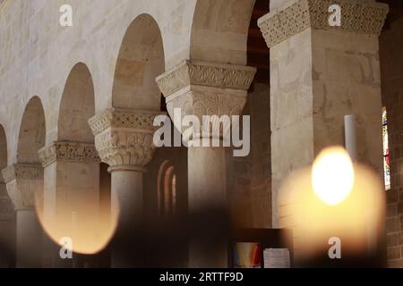 Quedlinburg, Germania. 14 settembre 2023. Vista della chiesa collegiata di Quedlinburg con le sue colonne di supporto. Parti del tesoro della cattedrale di Quedlinburg, uno dei più importanti tesori della chiesa tedesca, furono rubati da un soldato americano alla fine della guerra. Il ritorno alla città di Harz fu celebrato 30 anni fa. Tuttavia, la ricerca continua per due pezzi. Crediti: Matthias Bein/dpa/Alamy Live News Foto Stock