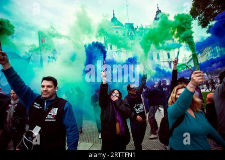 Buenos Aires, Argentina. 14 settembre 2023. I manifestanti tengono fumogeni durante la manifestazione delle organizzazioni sociali. Le organizzazioni sociali hanno protestato contro il ministro dell'economia Sergio massa, che è anche uno dei candidati presidenziali. Sempre contro Javier Milei, candidato presidenziale della coalizione la Libertad Avanza (ala destra). Nel contesto della crisi economica in Argentina. Credito: SOPA Images Limited/Alamy Live News Foto Stock