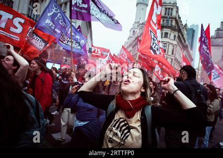 Buenos Aires, Argentina. 14 settembre 2023. Una donna canta durante la manifestazione delle organizzazioni sociali. Le organizzazioni sociali hanno protestato contro il ministro dell'economia Sergio massa, che è anche uno dei candidati presidenziali. Sempre contro Javier Milei, candidato presidenziale della coalizione la Libertad Avanza (ala destra). Nel contesto della crisi economica in Argentina. (Foto di Mariana Nedelcu/SOPA Images/Sipa USA) credito: SIPA USA/Alamy Live News Foto Stock