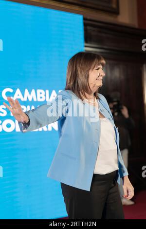 Buenos Aires, Argentina, 14 settembre 2023. La candidata alla presidenza dello spazio politico Juntos por el cambio, Patricia Bullrich, ha presentato il suo libro "De un día para otro" (da un giorno all'altro) di fronte a un grande pubblico nel quadro della campagna elettorale. Ha presentato il libro insieme al suo compagno di corsa, il candidato alla vicepresidenza Luis Petri. (Credito: Esteban Osorio/Alamy Live News) Foto Stock