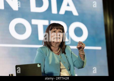 Buenos Aires, Argentina, 14 settembre 2023. La candidata alla presidenza dello spazio politico Juntos por el cambio, Patricia Bullrich, ha presentato il suo libro "De un día para otro" (da un giorno all'altro) di fronte a un grande pubblico nel quadro della campagna elettorale. Ha presentato il libro insieme al suo compagno di corsa, il candidato alla vicepresidenza Luis Petri. (Credito: Esteban Osorio/Alamy Live News) Foto Stock