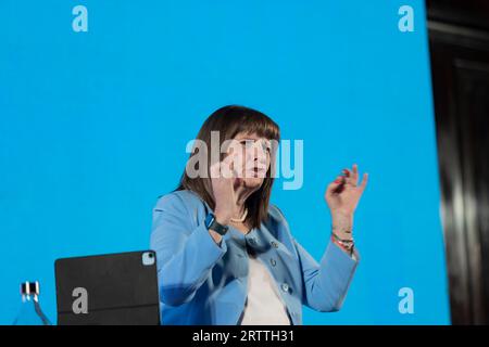 Buenos Aires, Argentina, 14 settembre 2023. La candidata alla presidenza dello spazio politico Juntos por el cambio, Patricia Bullrich, ha presentato il suo libro "De un día para otro" (da un giorno all'altro) di fronte a un grande pubblico nel quadro della campagna elettorale. Ha presentato il libro insieme al suo compagno di corsa, il candidato alla vicepresidenza Luis Petri. (Credito: Esteban Osorio/Alamy Live News) Foto Stock