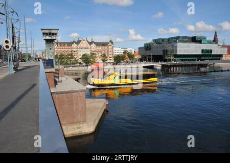 Copenhagen/Danimarca/14 settembre 2023/.Vista da Lamge borgen o dal ponte del canale di Copenaghen, bicicletta e pedestrainbnridge e biblioteca di diamanti neri, mudem e battello giallo in autobus a Copenhagen. (Foto: Francis Joseph Dean/Dean Pictures) Foto Stock