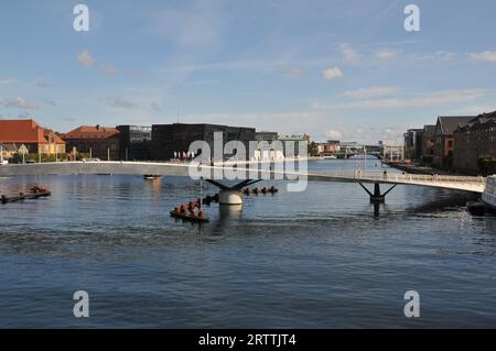 Copenhagen/Danimarca/14 settembre 2023/.Vista da Lamge borgen o dal ponte del canale di Copenaghen, bicicletta e pedestrainbnridge e biblioteca di diamanti neri, mudem e battello giallo in autobus a Copenhagen. (Foto: Francis Joseph Dean/Dean Pictures) Foto Stock