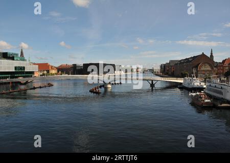 Copenhagen/Danimarca/14 settembre 2023/.Vista da Lamge borgen o dal ponte del canale di Copenaghen, bicicletta e pedestrainbnridge e biblioteca di diamanti neri, mudem e battello giallo in autobus a Copenhagen. (Foto: Francis Joseph Dean/Dean Pictures) Foto Stock