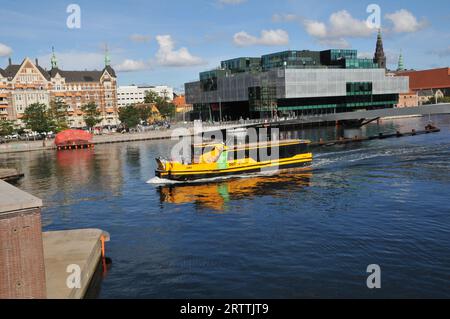 Copenhagen/Danimarca/14 settembre 2023/.Vista da Lamge borgen o dal ponte del canale di Copenaghen, bicicletta e pedestrainbnridge e biblioteca di diamanti neri, mudem e battello giallo in autobus a Copenhagen. (Foto: Francis Joseph Dean/Dean Pictures) Foto Stock