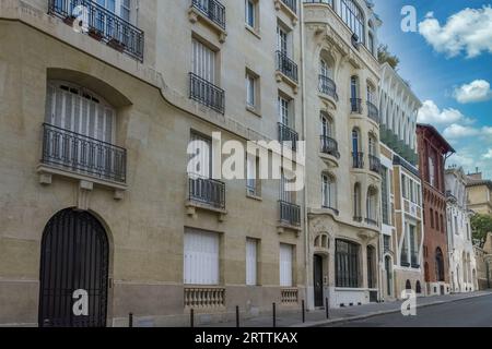 Parigi, edificio tipico Art Deco nel 14° arrondissement, bella facciata Foto Stock