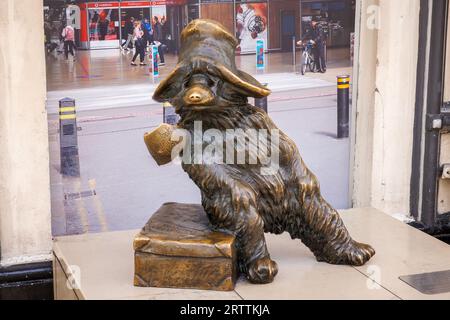 Statua in bronzo dell'orso Paddington all'interno della stazione di Paddington. Londra, Inghilterra Foto Stock