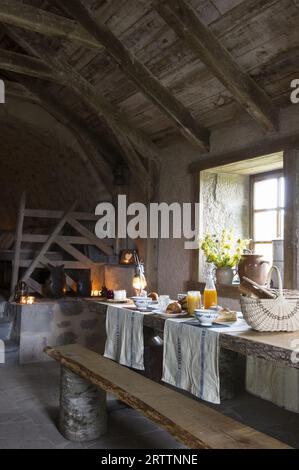 FRANCIA, CANTAL (15) AUVERGNE, PAILHEROLS, BURON DI BANE, COLAZIONE Foto Stock